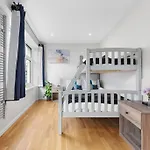 Metro Marvel: 1-Bed Gem