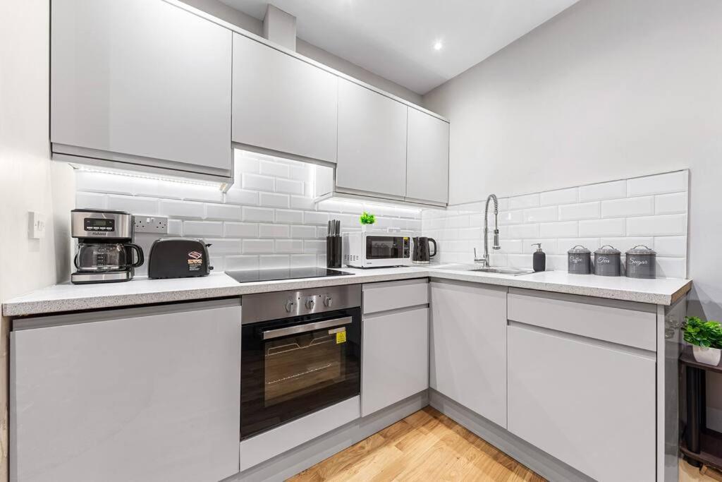 Metro Marvel: 1-bed Gem Londra