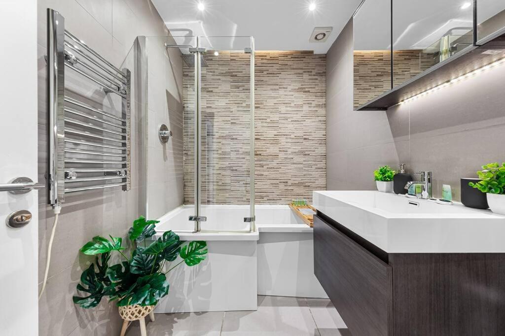Metro Marvel: 1-bed Gem *